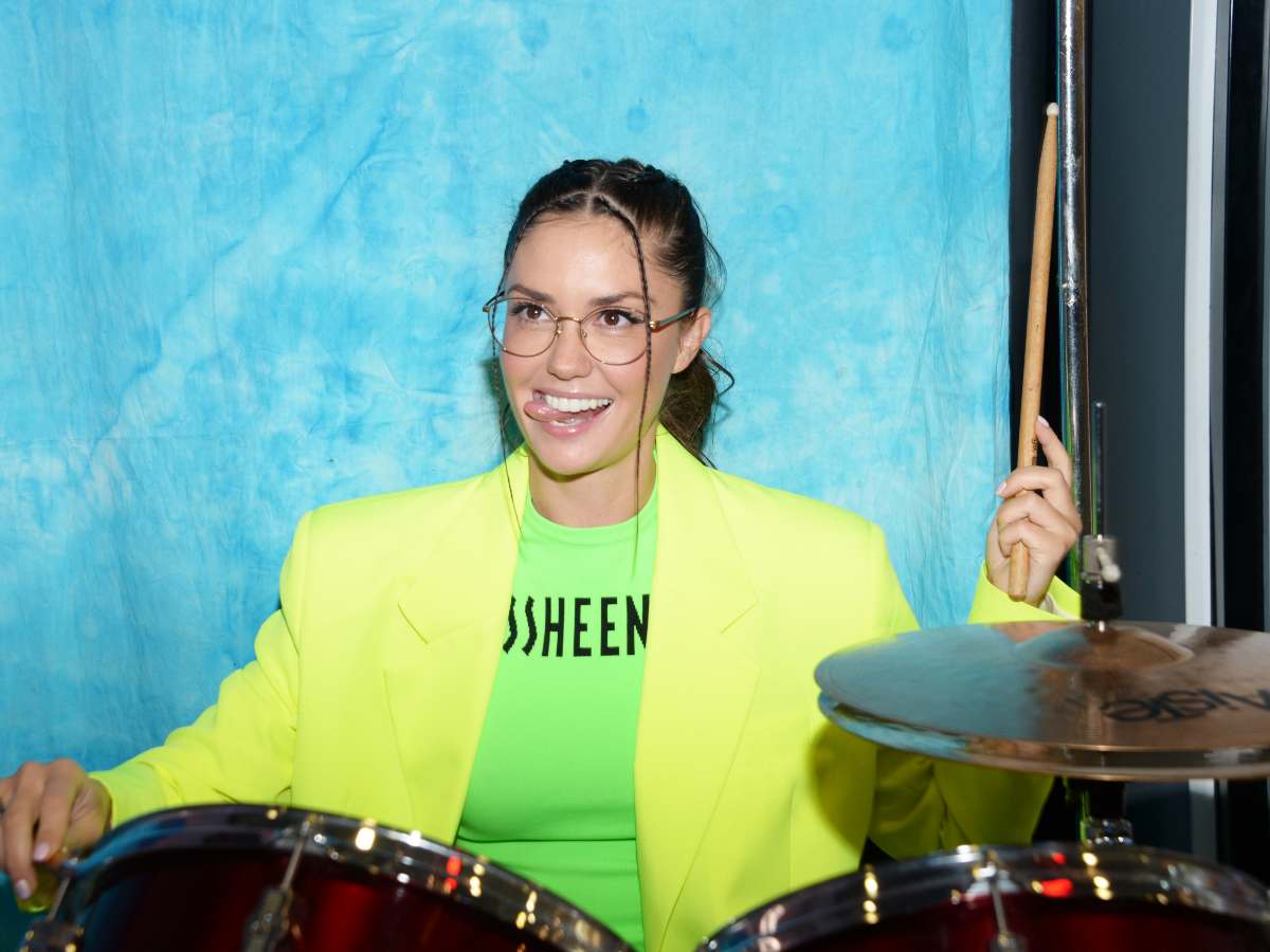 Обнаженная грудь и засвеченная промежность: в Сеть слили фото горячей Муцениеце