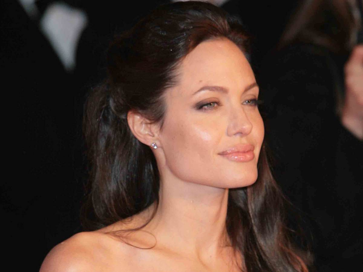 «Невозможно написать это, не плача»: обнародовано душераздирающее сообщение Джоли