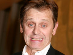 Выдавая дочь за сына режиссера «Стриптиза», Барышников потанцевал с собакой