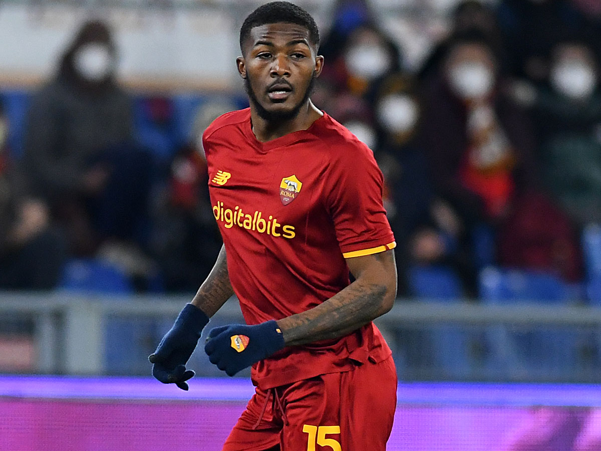 Футболист выгнал маму на улицу из-за красотки казашки