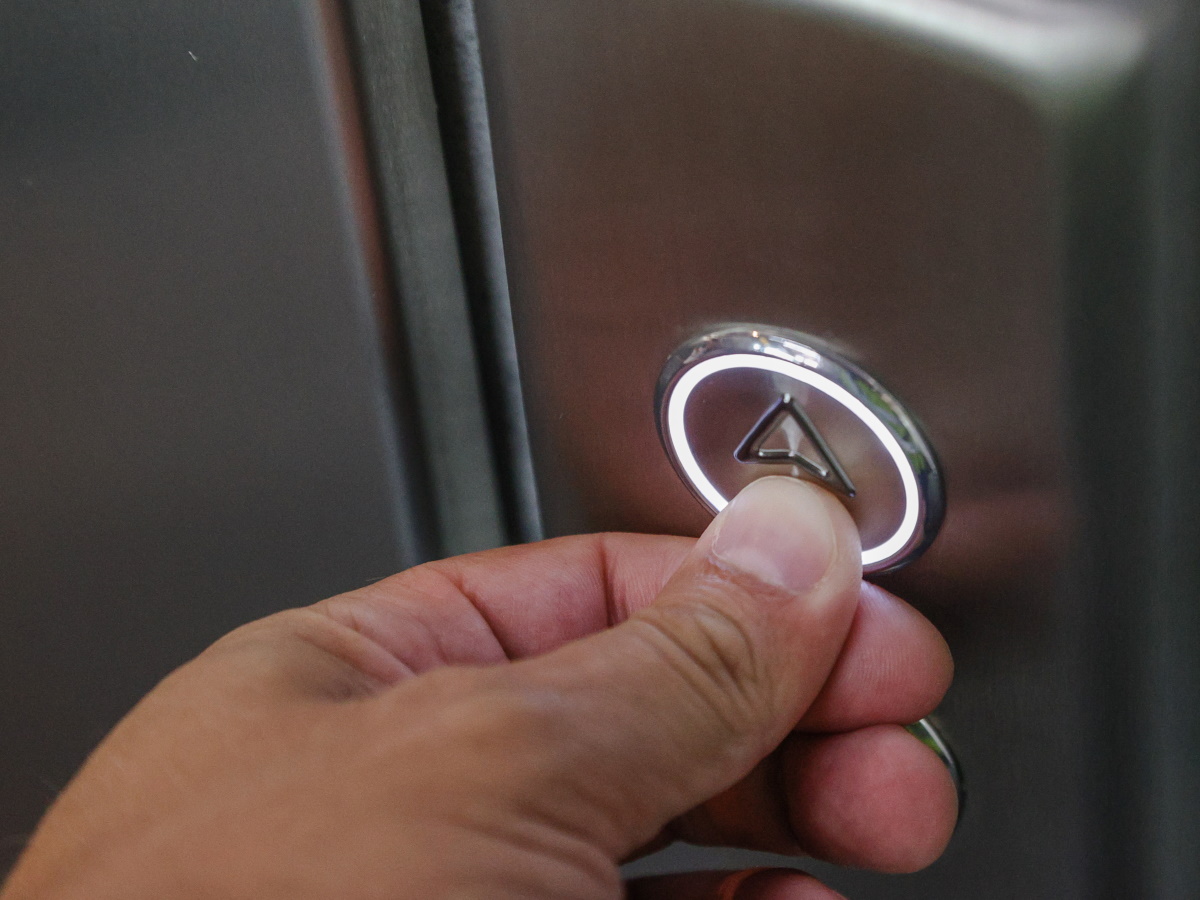 В России собираются повысить взносы на ремонт лифтов: людям влетит в копеечку