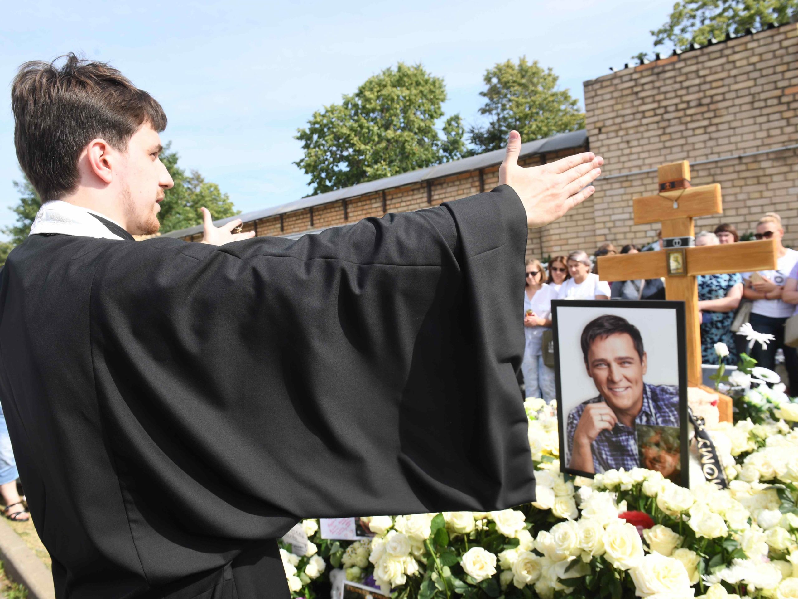 Поздравления от священника, облупленный крест и уродливый венок: что творится на могиле Шатунова в годовщину его смерти