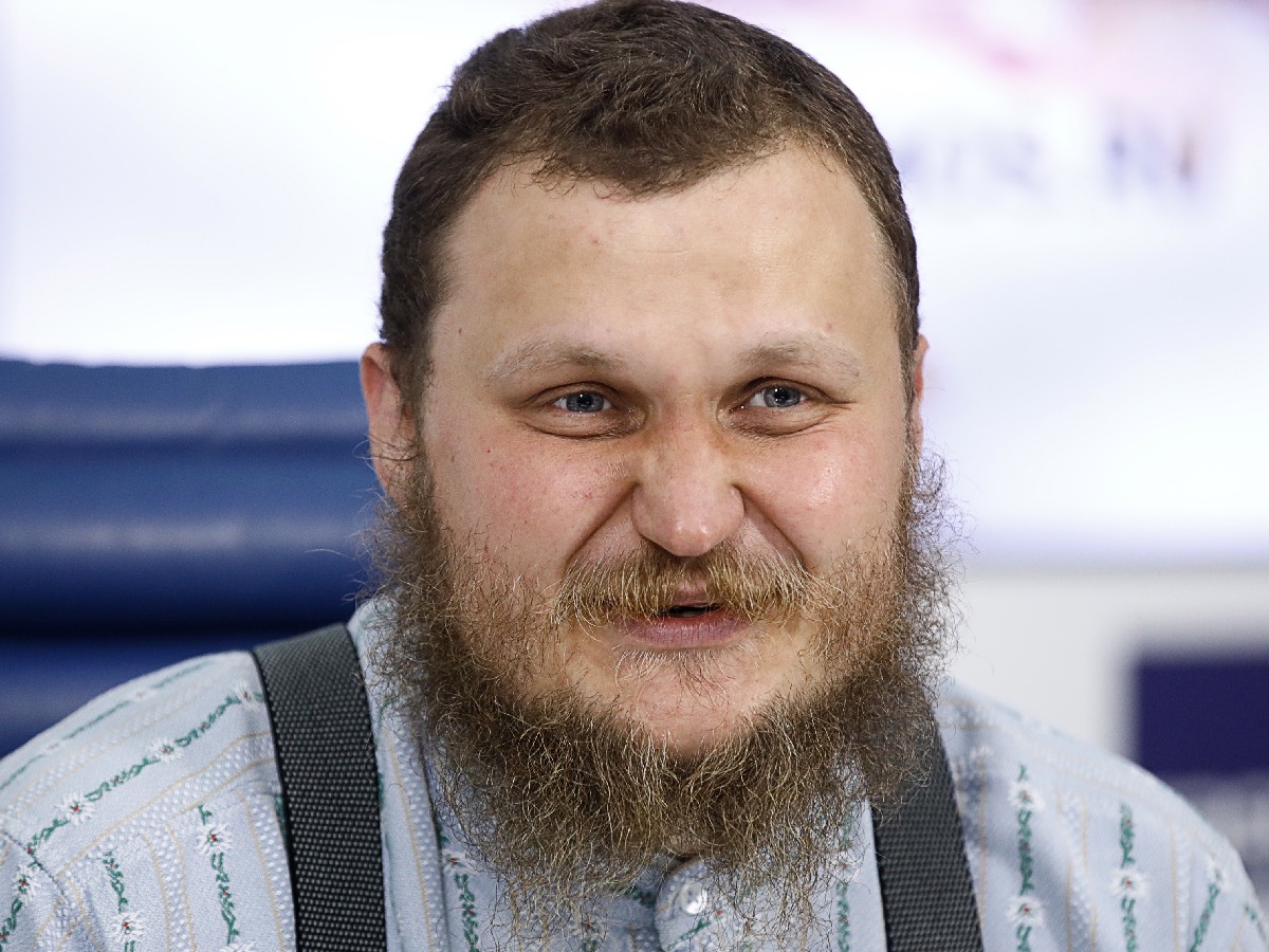 Олег Сирота через 2 года после развода отобрал у брошенной с 4 детьми жены последнее: «Он бедный»
