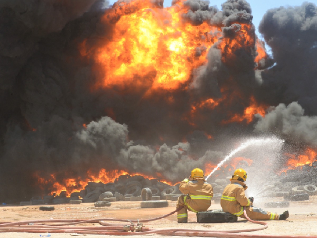 Не видно неба, словно ад поглотил землю: шокирующее видео с горящими 50 миллионами шин  