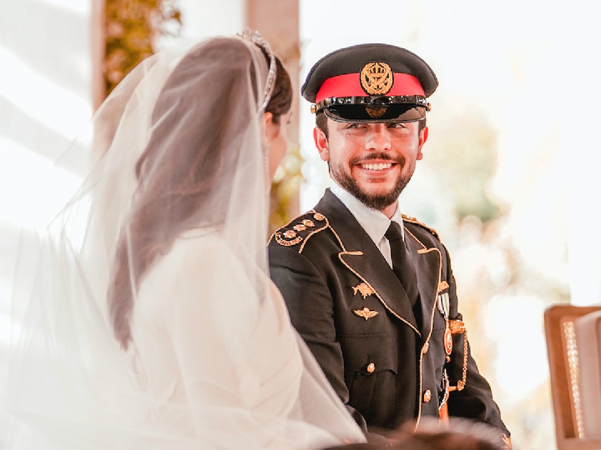 Роскошное свадебное платье и бабкины тапки: вид невесты наследного принца Иордании вызвал оторопь
