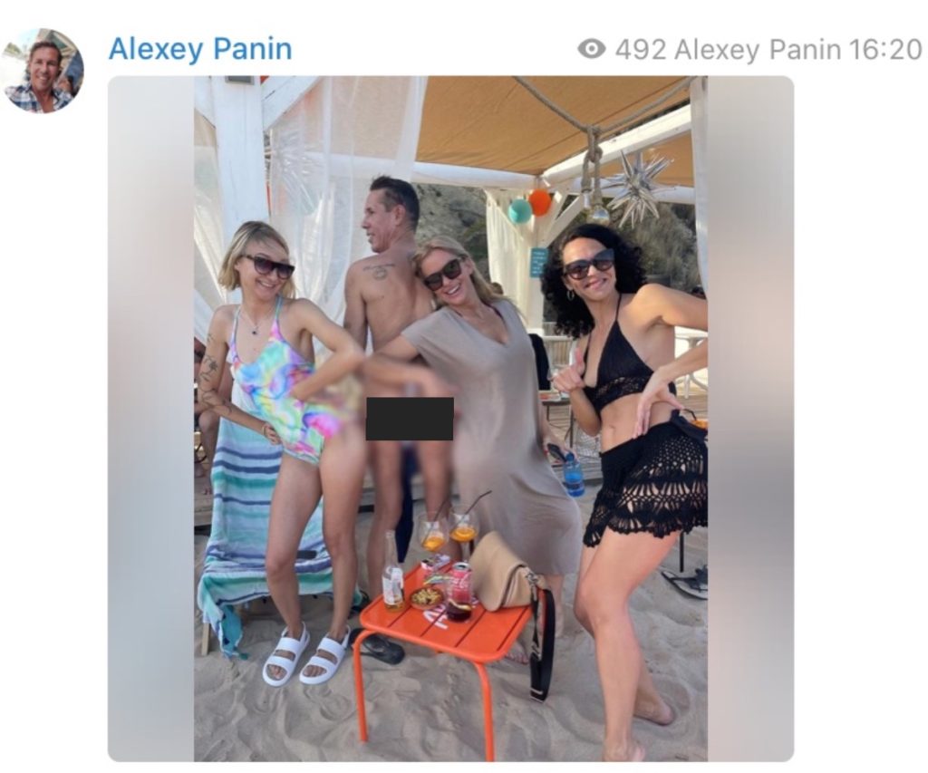 Алексея Панина нашли на улице в неестественной позе: из одежды на нем только стринги