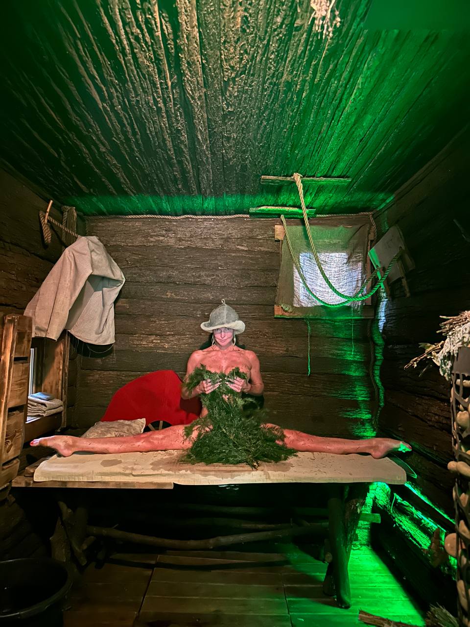 «Самый пышный веник»: оголившаяся Волочкова продемонстрировала зеленую растительность между ног