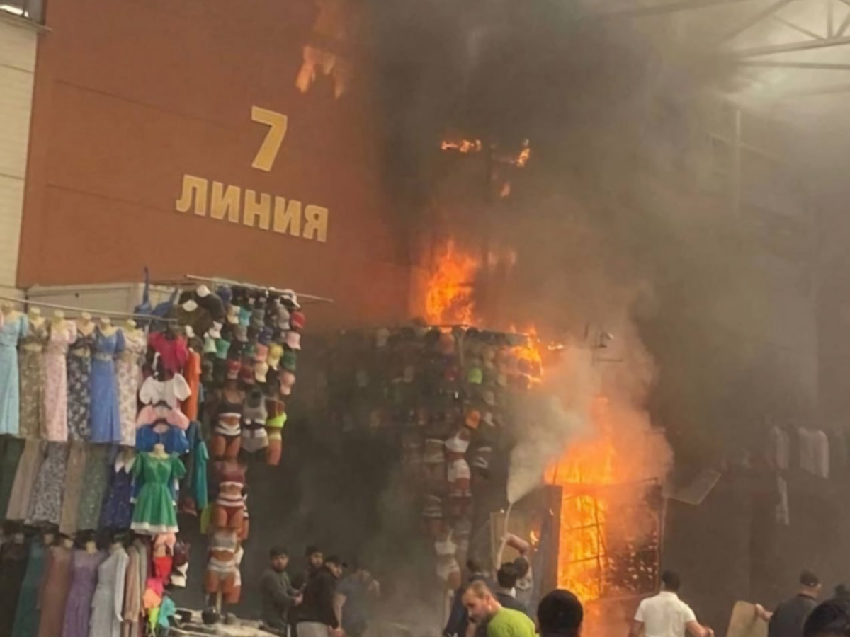 Раскиданные тряпки, ядовитый дым: пугающее видео с горящего рынка «Садовод»