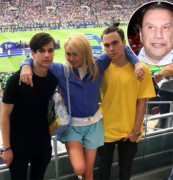 Андрей (слева) и Николай не любят публичности. С отцом Батуриным (в круге) после его освобождения из тюрьмы мама милостиво разрешила им общаться