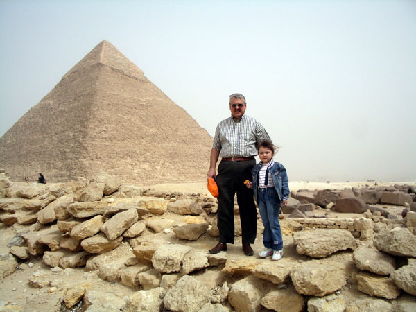 С внучкой Катей у пирамид в Гизе (2007 г.)
