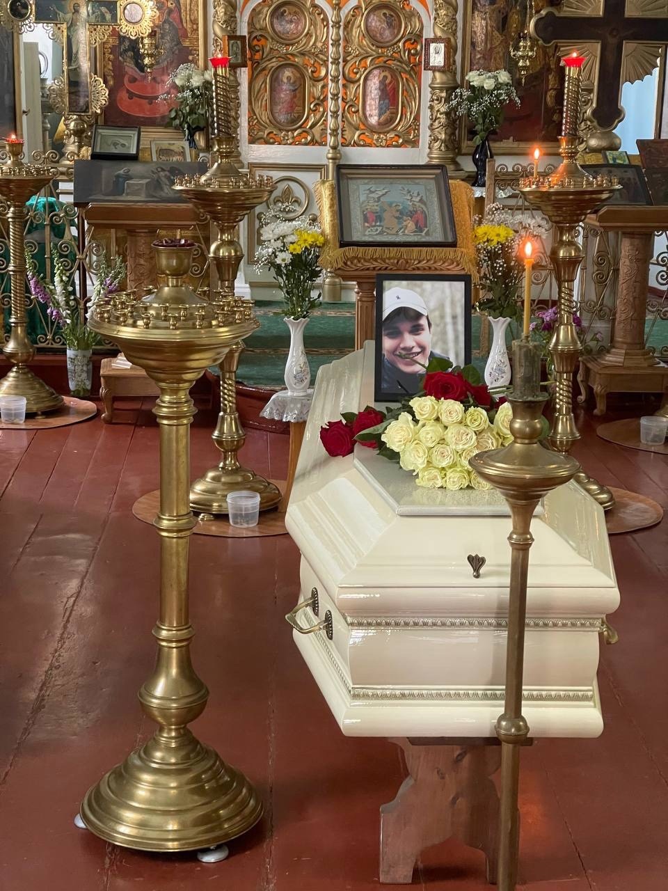 «Противно»: состоявшиеся спустя четыре года похороны Влада Бахова обернулись скандалом
