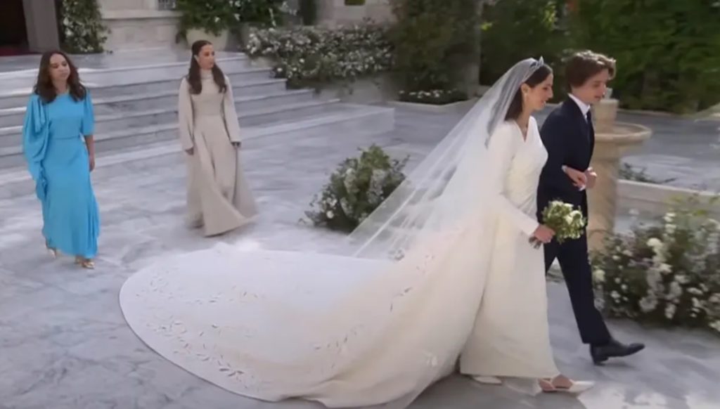 Роскошное свадебное платье и бабкины тапки: вид невесты наследного принца Иордании вызвал оторопь