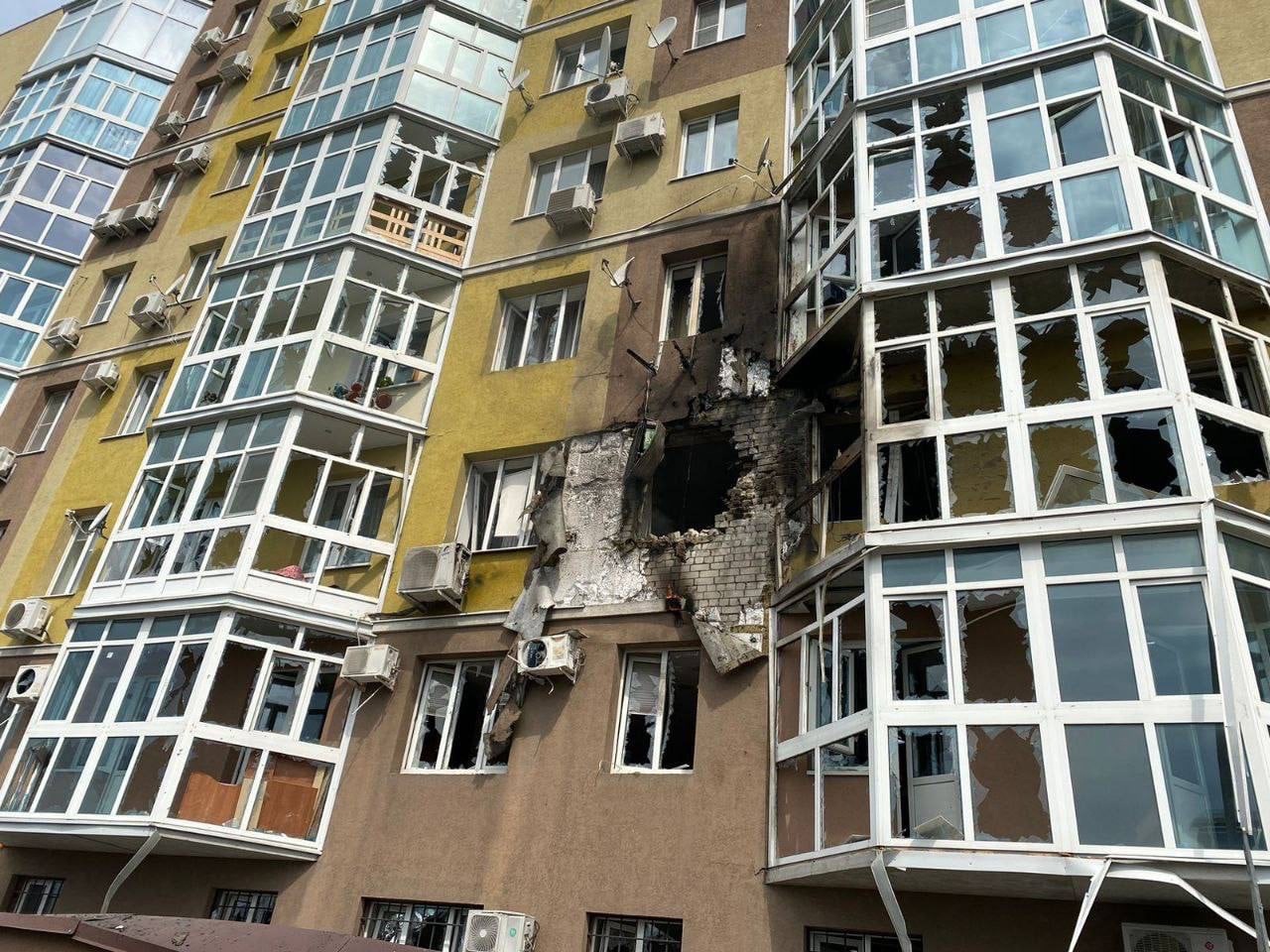 Разрушено семь квартир: беспилотник протаранил жилой дом