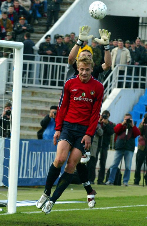 Рост футболиста - 195 см, и он не раз выигрывал верховые дуэли даже с вратарями соперников