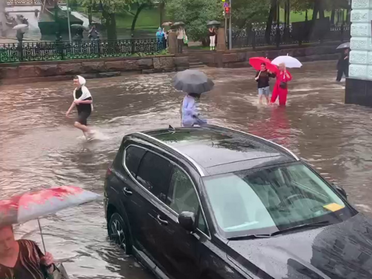 На Москву обрушился тропический ливень: затопило торговые центры, дороги превратились в реки