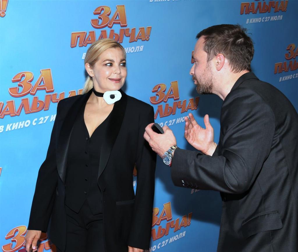 Вся в черном и с ошейником: Пегова вышла в свет после новостей о беременности