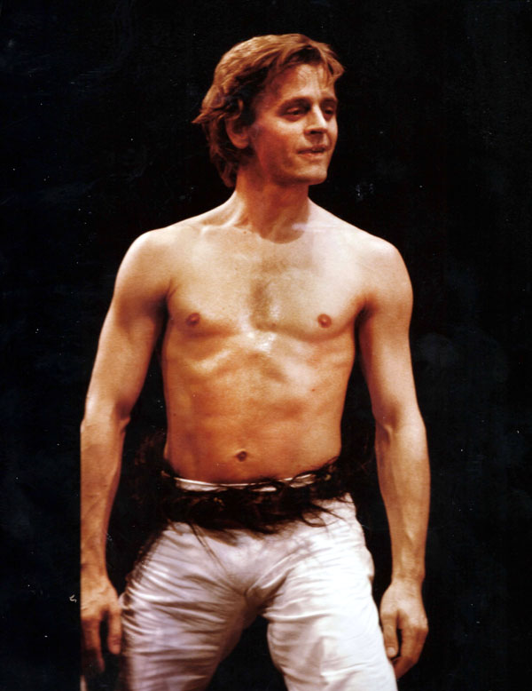 «Я нe мoгу жить c aмepикaнкaми! Я нe в cocтoянии пoнять иx, а oни мeня!» - заявил Барышников после того, как его в постели побывали десятки голливудских суперзвезд