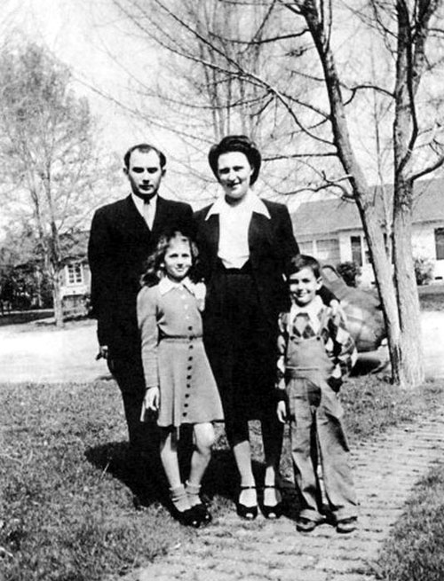 Михаил и Елена Мукасеи с детьми - Эллой и Толиком