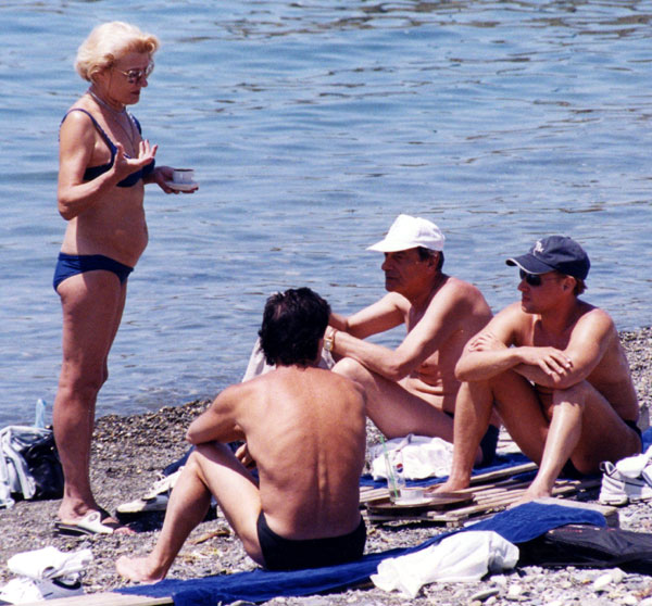 На отдыхе Светлана Сергеевна с мужем Анатолием Михайловичем и актером Дмитрием Харатьяном (справа)