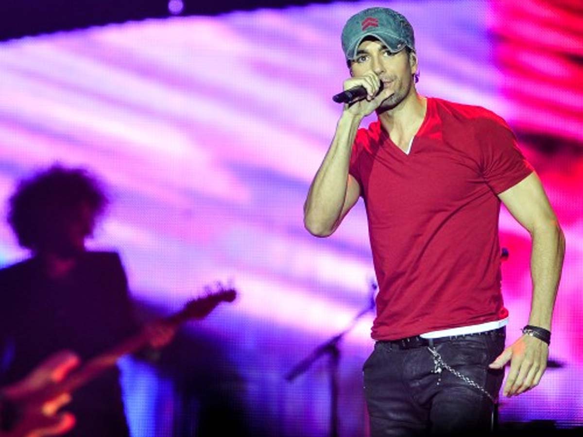 Иглесиас после заявления о разводе присосался к горячей красотке: «Я так тебя люблю» (видео)