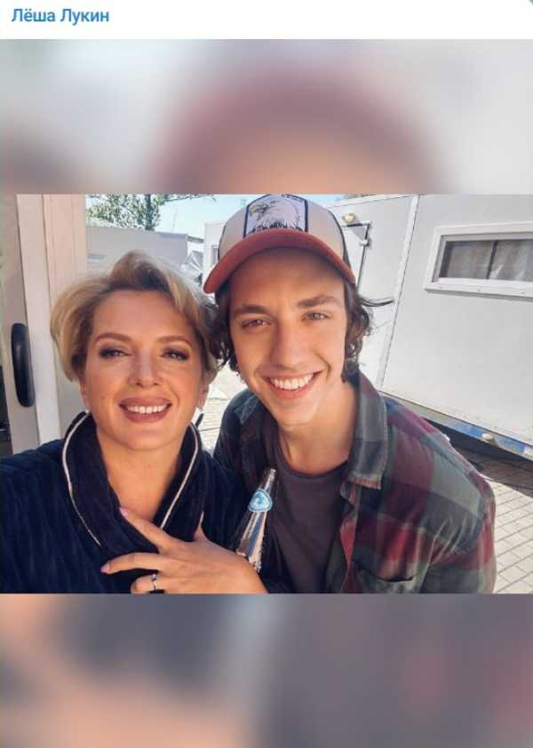 В одном халатике: Порошину сняли с молодым красавчиком