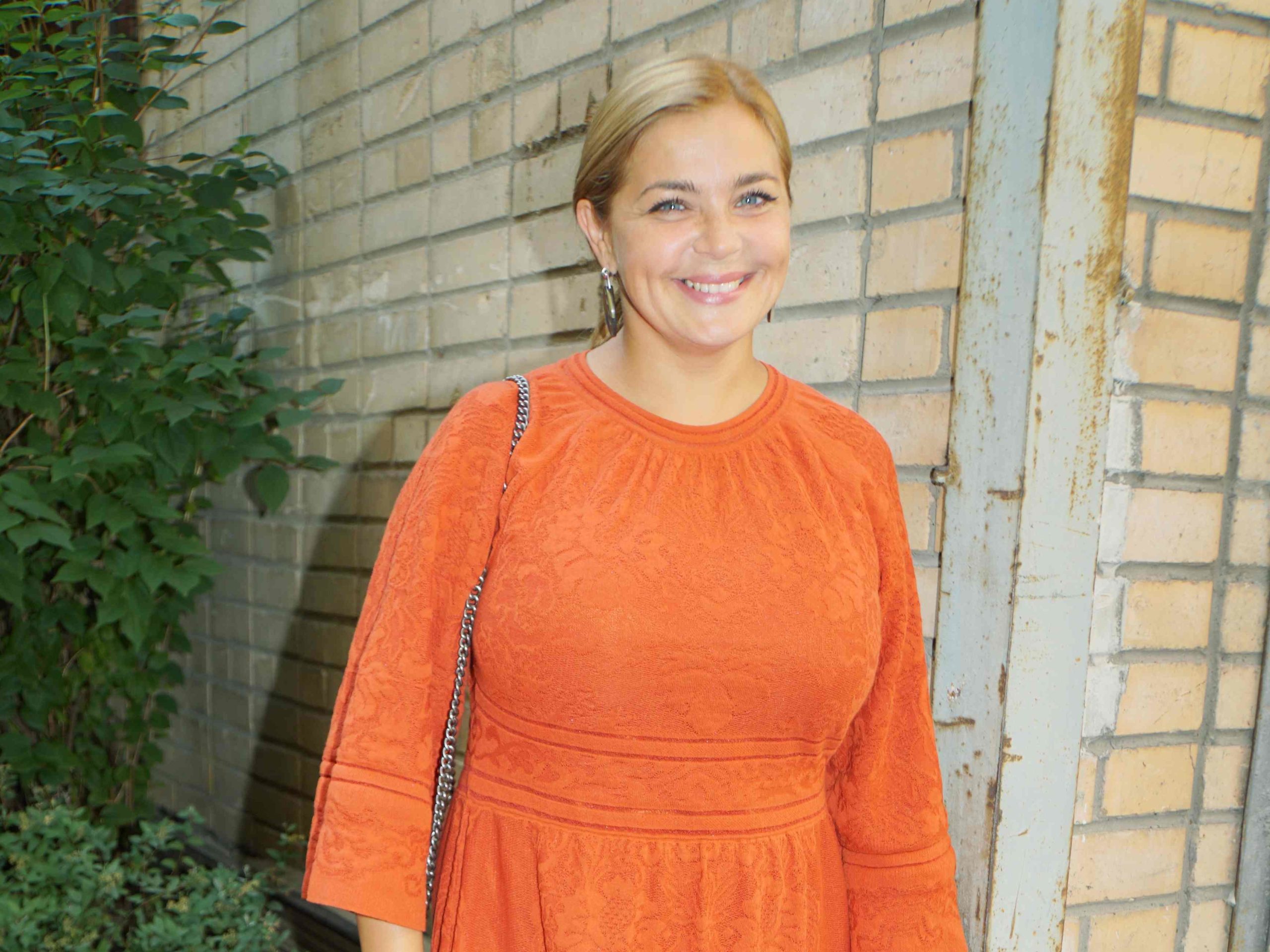 Вся в черном и с ошейником: Пегова вышла в свет после новостей о беременности