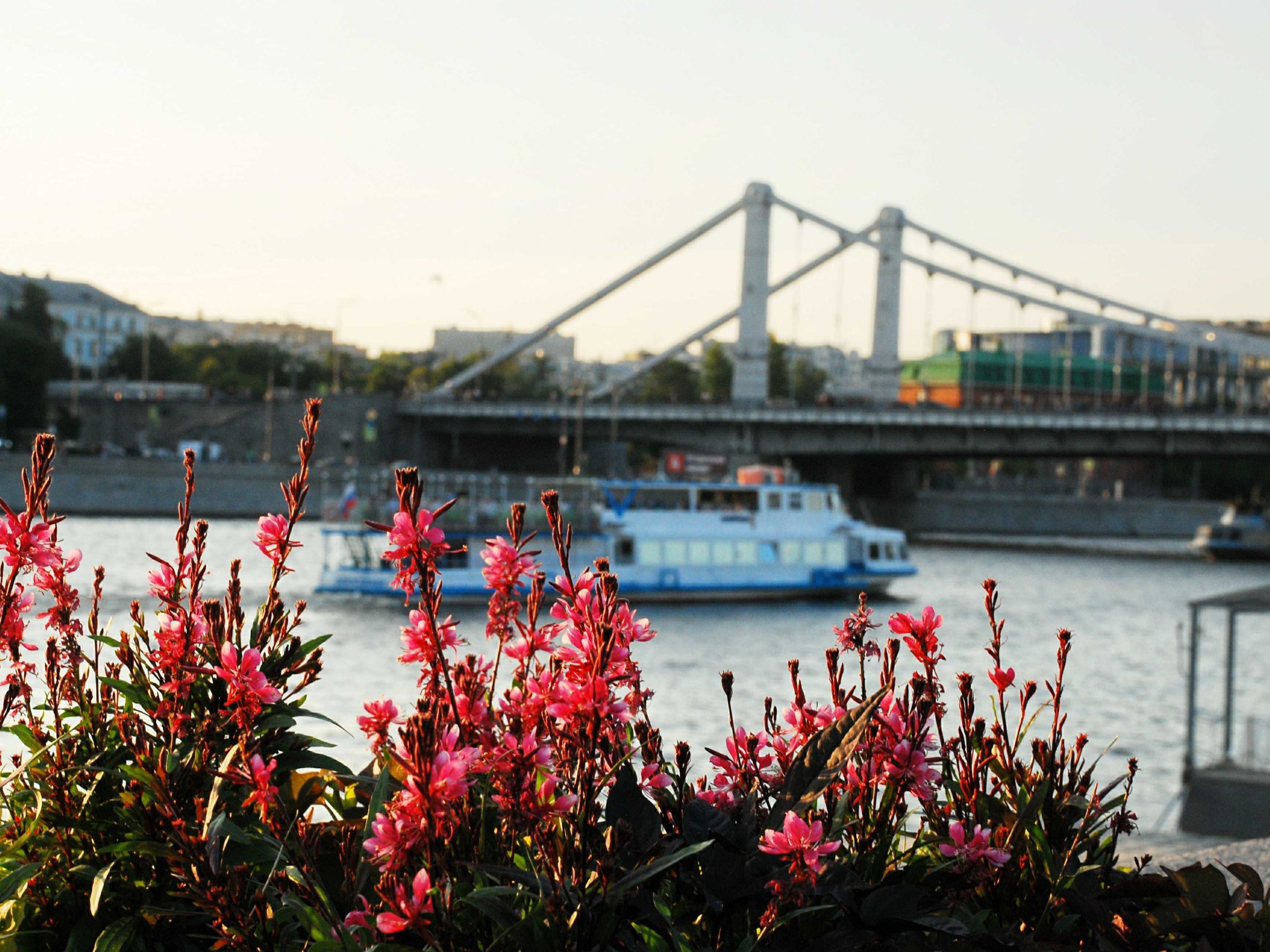 Звала маму, лежа на трупах родителей: жуткие детали смерти семьи на Крымском мосту