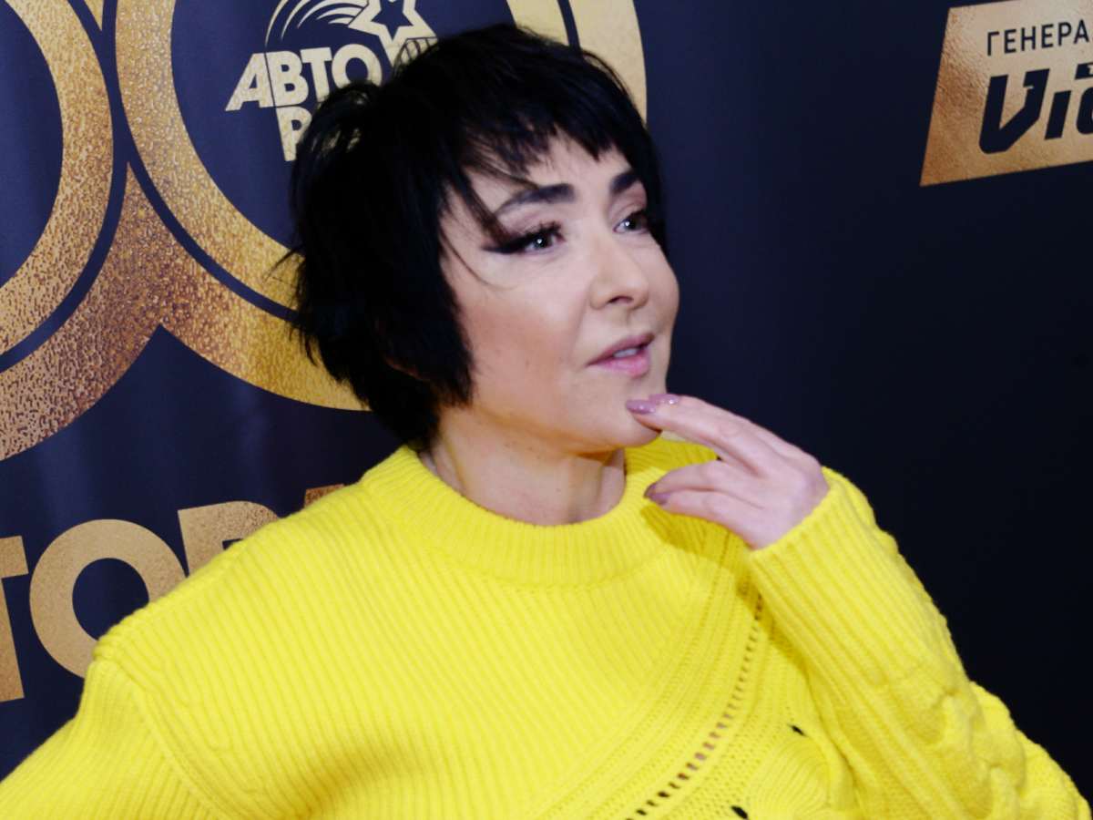 «Розовой писей вперед»: Лолита в просвечивающем наряде появилась на людях в непотребном виде