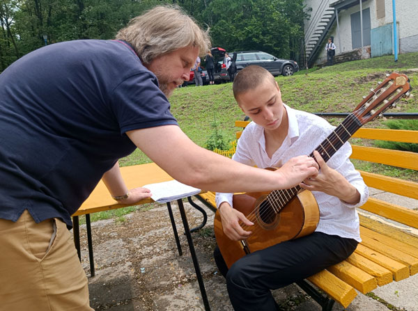 Кирилл Волжанин, известный гитарист, автор аранжировок для Сюткина и Ибрагимова, дает мастер-класс ученику. Несколько лет назад Кирилл, чистокровный татарин, принял крещение и занялся русской семиструнной гитарой