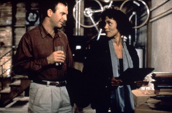 Уитни Хьюстон и Кевин Костнер в «Телохранителе» (1992 г.)