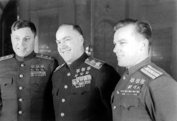 Генерал-майор авиации Покрышкин с маршалом Жуковым и генерал-майором авиациии Кожедубом
