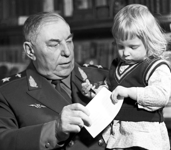 Александр Покрышкин в внучкой (1983 г.)