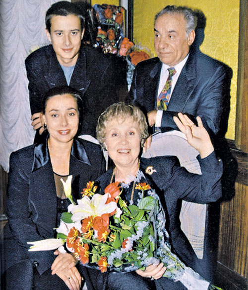 Надежда Васильевна на своем 70-летии с супругом Вилли Вартановичем, его дочкой Кариной и внуком Виликом