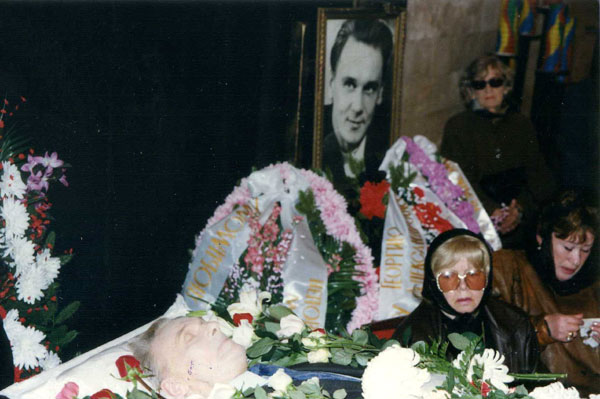 После выхода из заключения у Георгия Юматова нашли аневризму брюшной аорты. От ее разрыва он умер в 71 год осенью 1997-го. На фото - вдова Муза Крепкогорская у гроба народного артиста