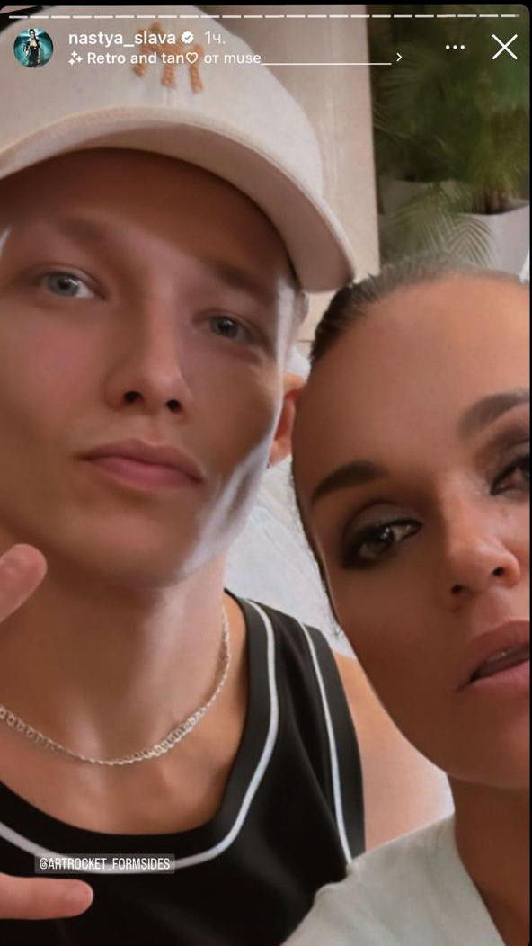 В сыновья годится: интимное фото Славы с юным коллегой попало в Сеть