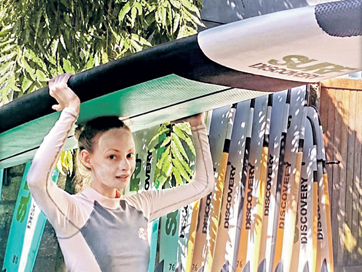 Внучка Евстигнеева закрутила роман с серфером