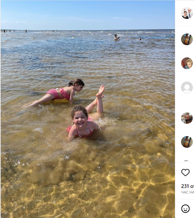 Будут жить с нянькой: 83-летний Виторган увез маленьких дочек из России