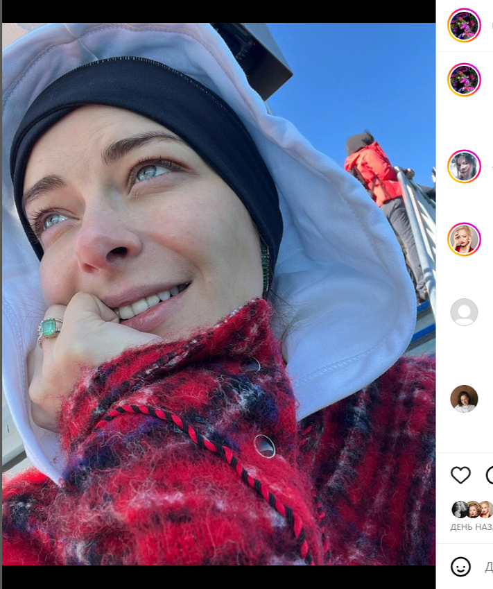 Без волос и на фоне иностранного флага: неузнаваемая Марина Александрова вышла на связь из Исландии