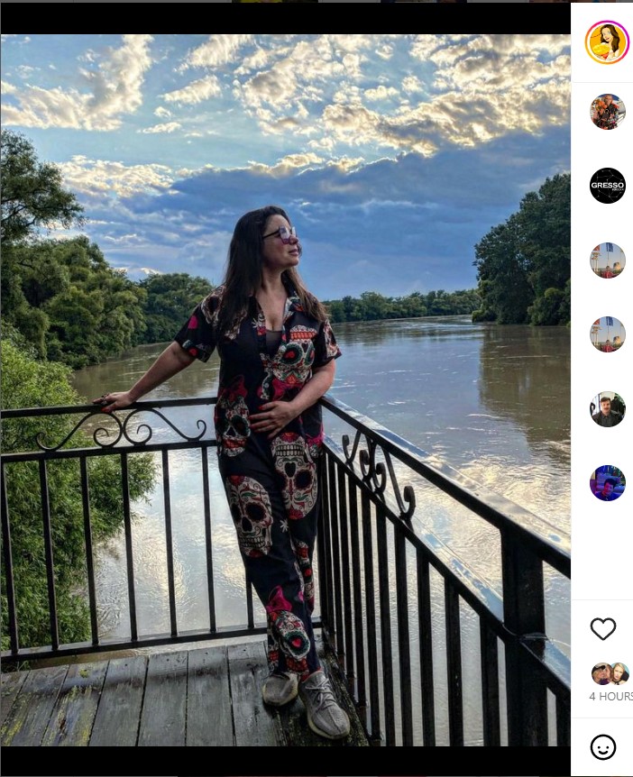 Уже торчит: бросившая мужа Наташа Королева прикрыла от камеры большой живот