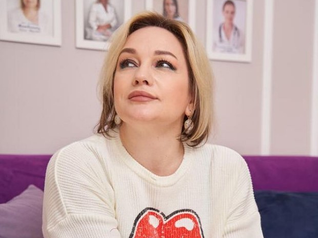 Раздухарившаяся после свадьбы с молодым Буланова выставила напоказ свою устрицу: вся сочится