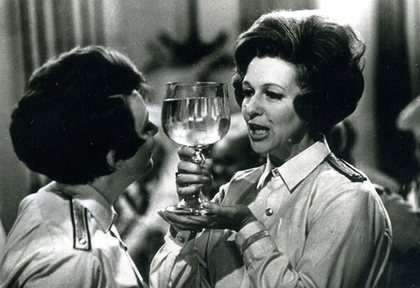 Валентина Леонтрьева (справа)