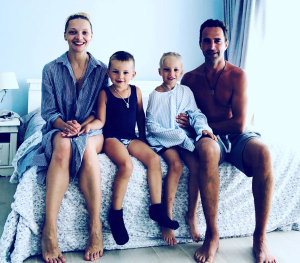 Артистка со своим Ильей и их детьми - Петром и Павлой