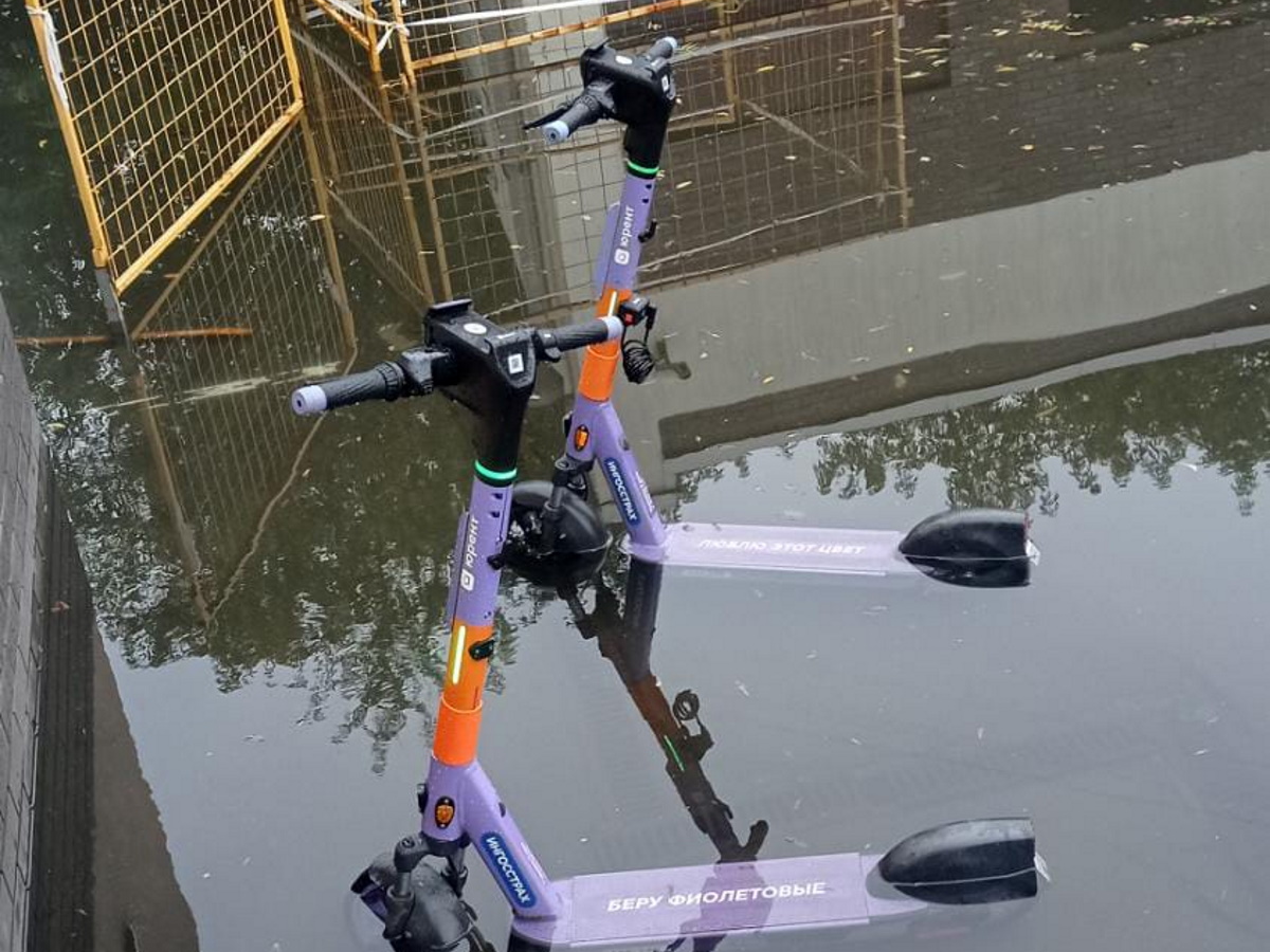 Аномальный ливень парализовал Москву: шокирующие кадры