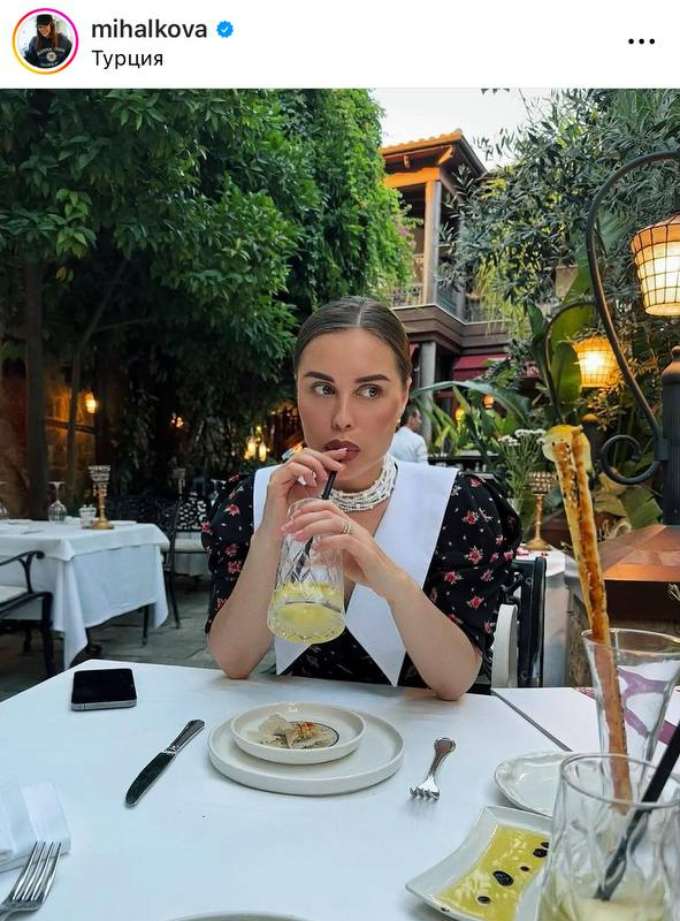 Новая жизнь? Заподозренная в эскорте Юлия Михалкова из «Уральских пельменей» покинула Россию