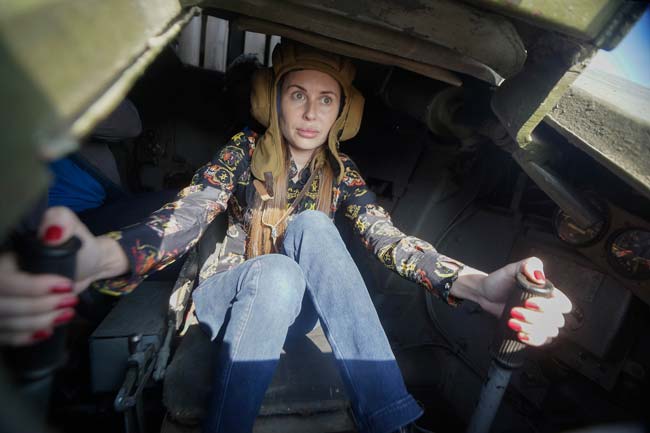 Бетінде отырған семіз әйелдің видеосы Мультфильмдердегі құбыжықтармен жыныстық қатынасқа түскен жүкті әйелдер