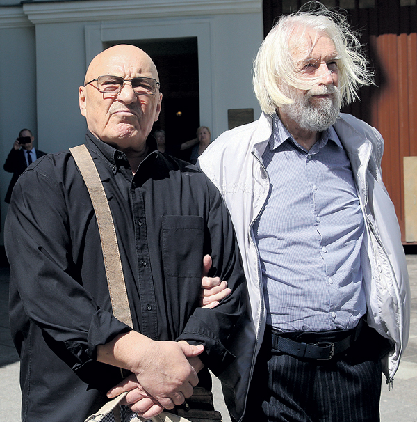 90-летний Станислав Любшин (справа) держался за 76-летнего Николая Чиндяйкина