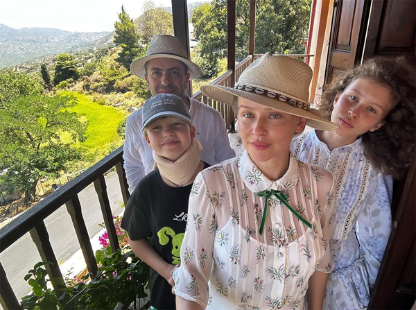 Актриса с Кристосом и дочками - 14-летней Аней и 10-летней Машей