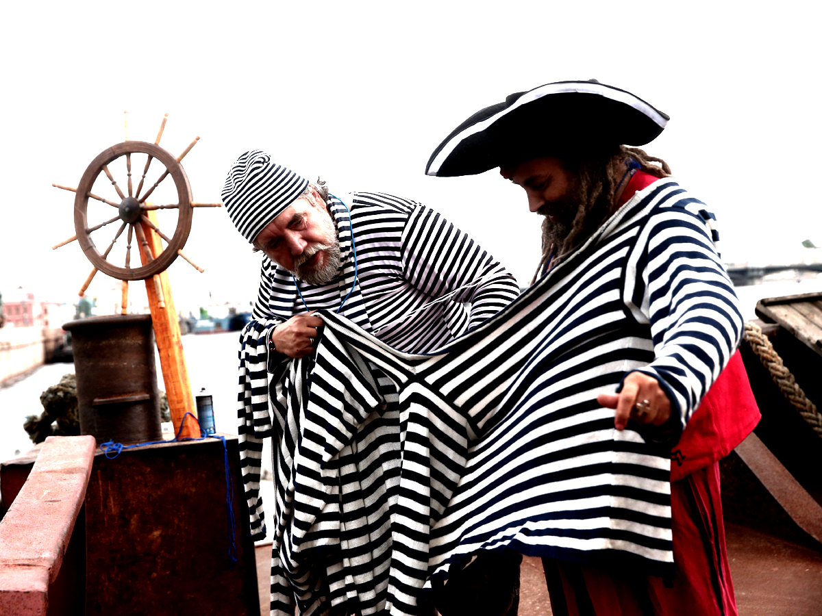 Будет и другая полоса. На украинском флоте тельняшки сменяли на белые майки хозяев