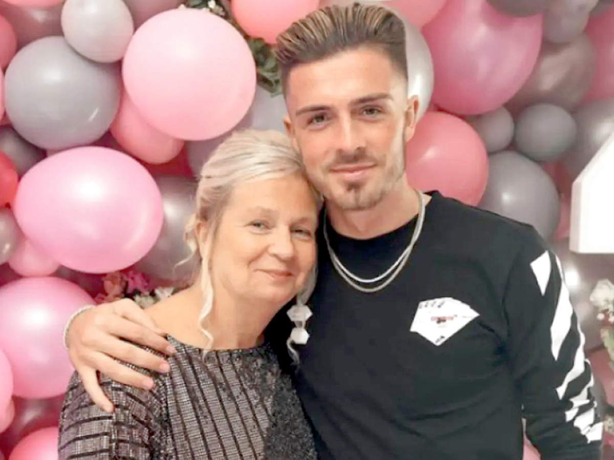 Футболист наблевал в сумочку матери партнера