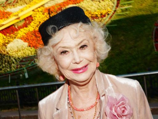 «И эта туда же»: 86-летнюю Немоляеву сняли с импозантным мужчиной